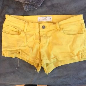 Size 6/28 yellow Gilly Hicks shorts